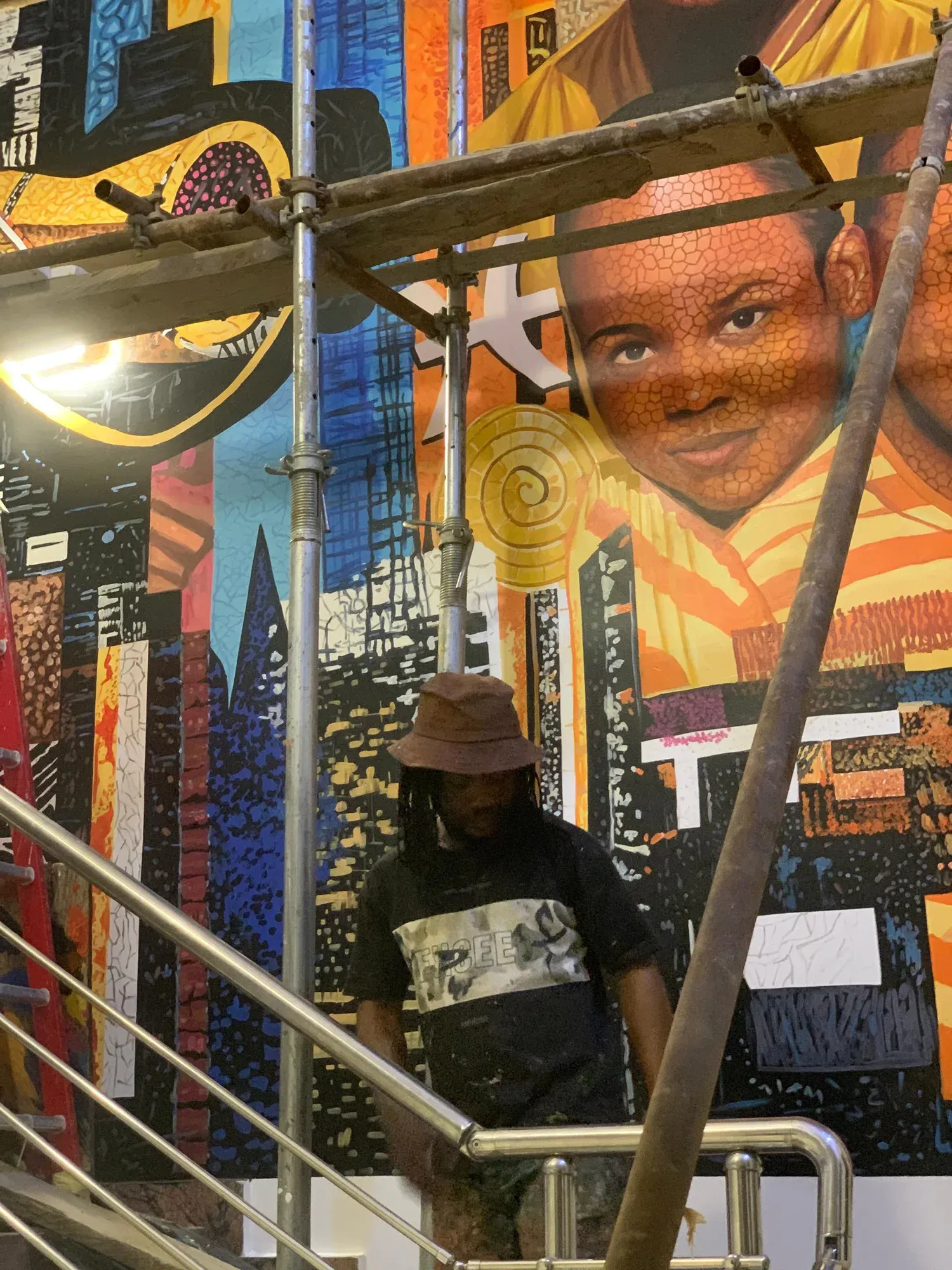 Ayẹyẹ mural rising through the Egghead stairwell